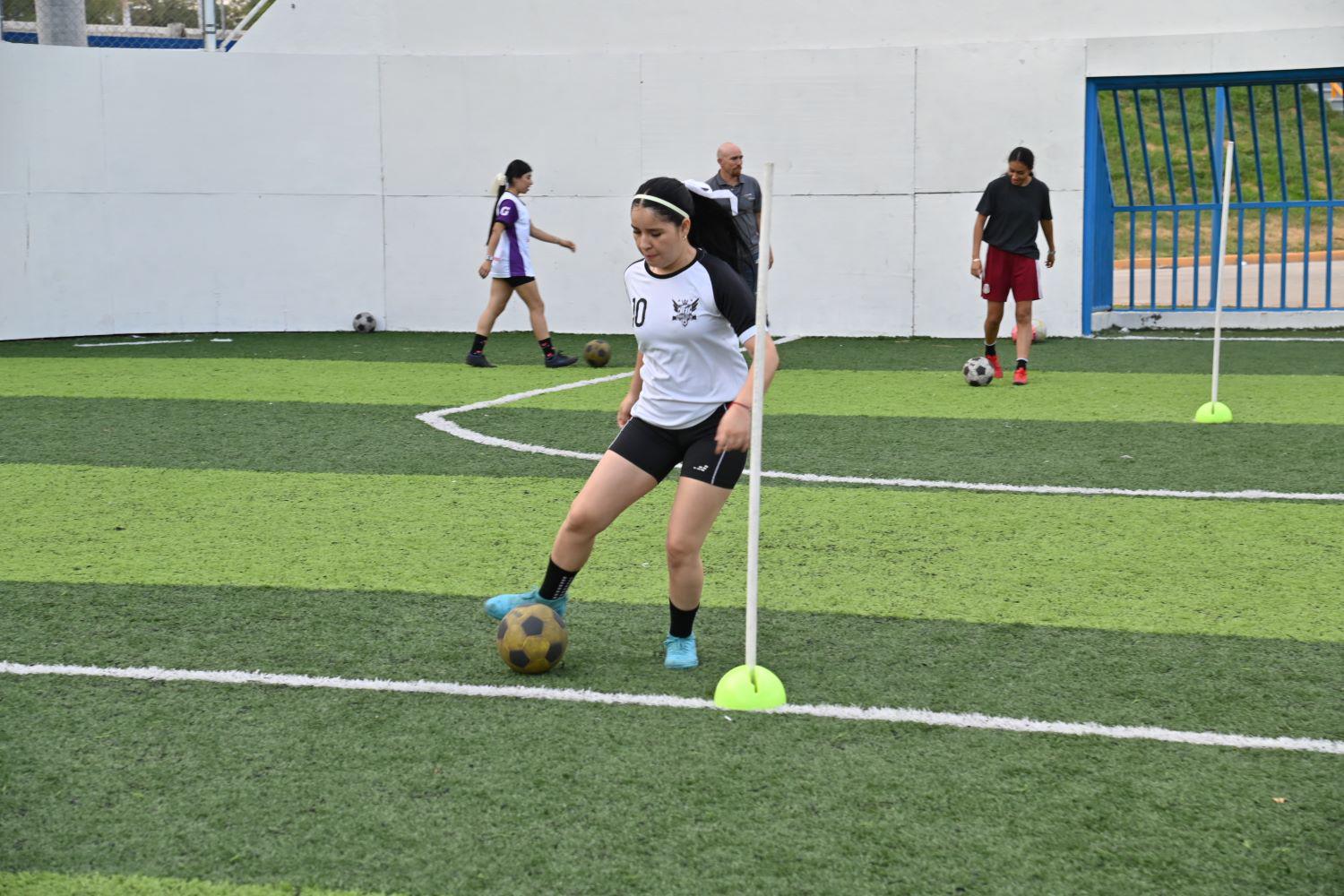 $!Cierra selección de futbol rápido femenil de la UAS preparación