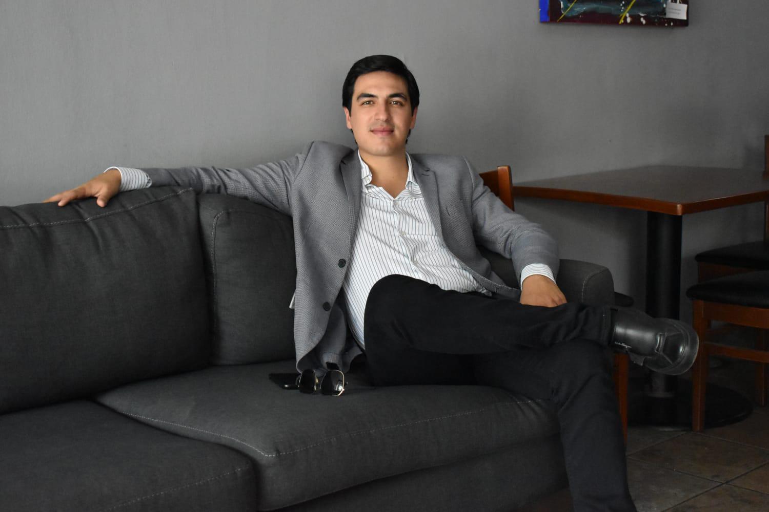 $!Raúl Hernández Jr. visita en Culiacán donde está haciendo gira de promoción.
