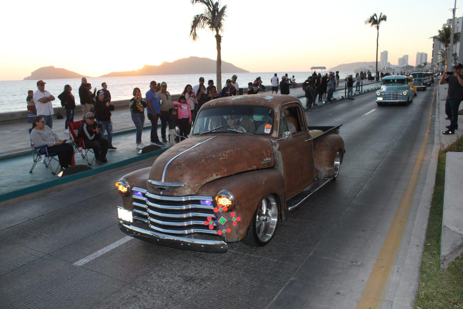 $!Semana de la Troca: Cientos de camionetas recorren el malecón de Mazatlán