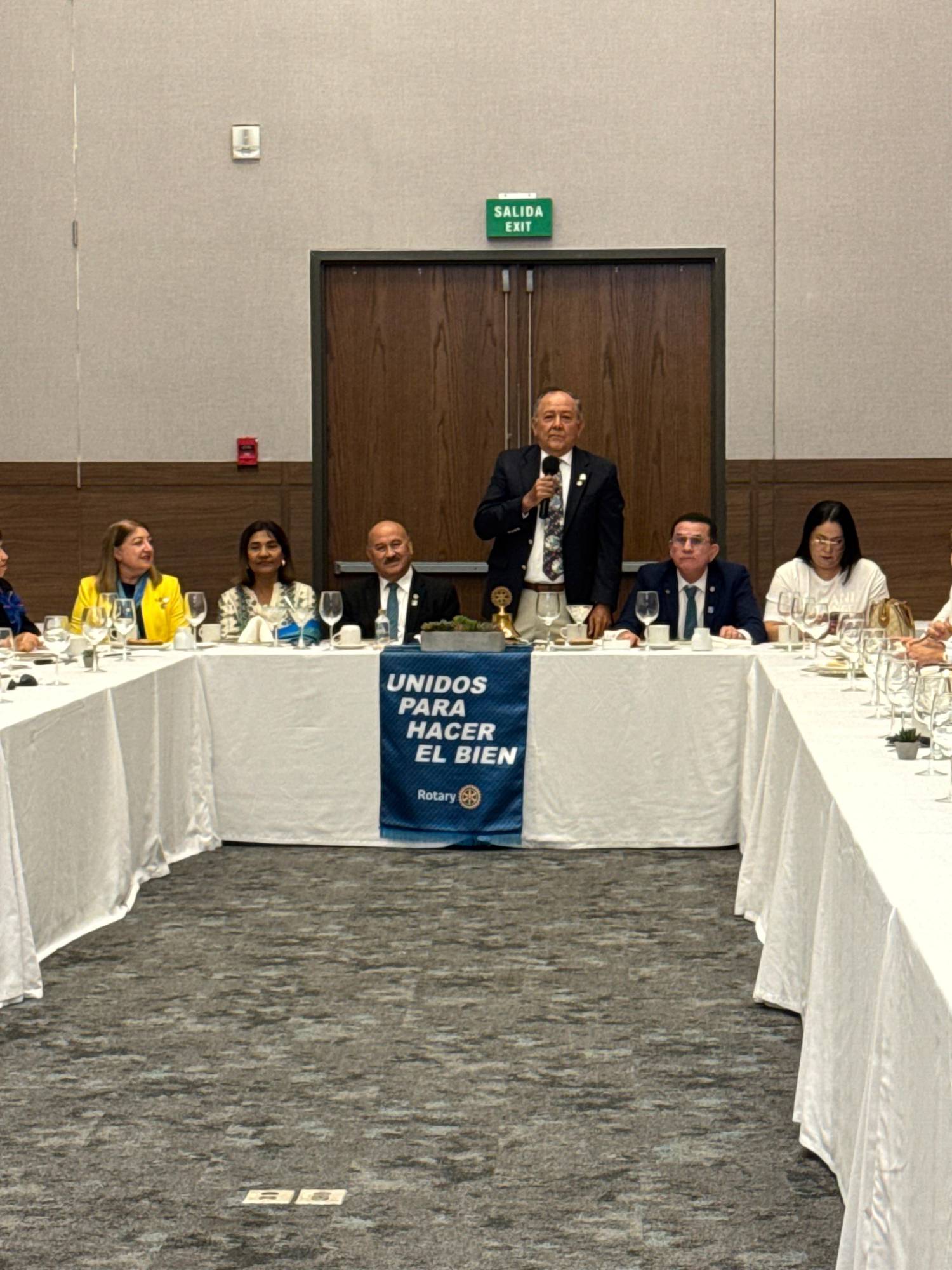 $!César Zamora Arellano, presidente del Club Rotario Culiacán Oriente, da las palabras de bienvenida a los asistentes.