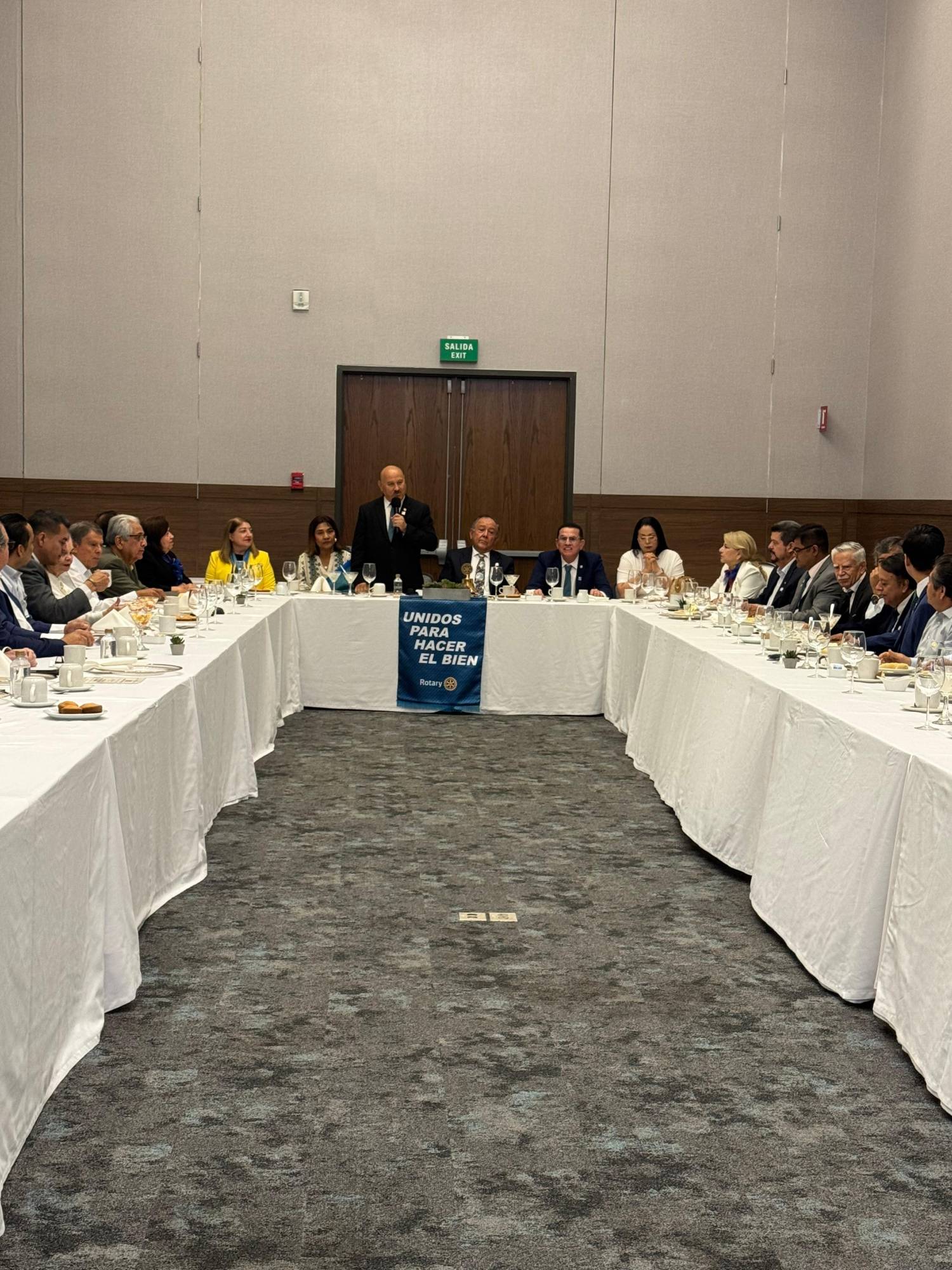 $!El gobernador del Distrito 4100, Gabriel Rodríguez, agradece la invitación al evento y reitera su apoyo a todas las acciones que emprendan los clubes.
