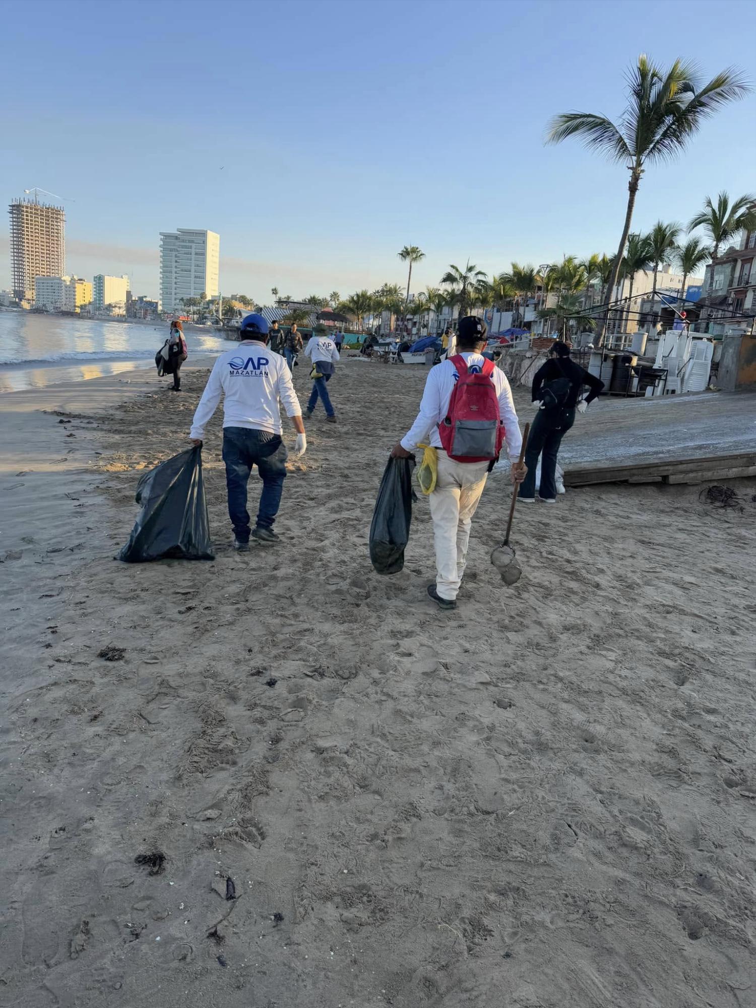 $!Realiza colectivo limpieza en Playa Norte, en Mazatlán