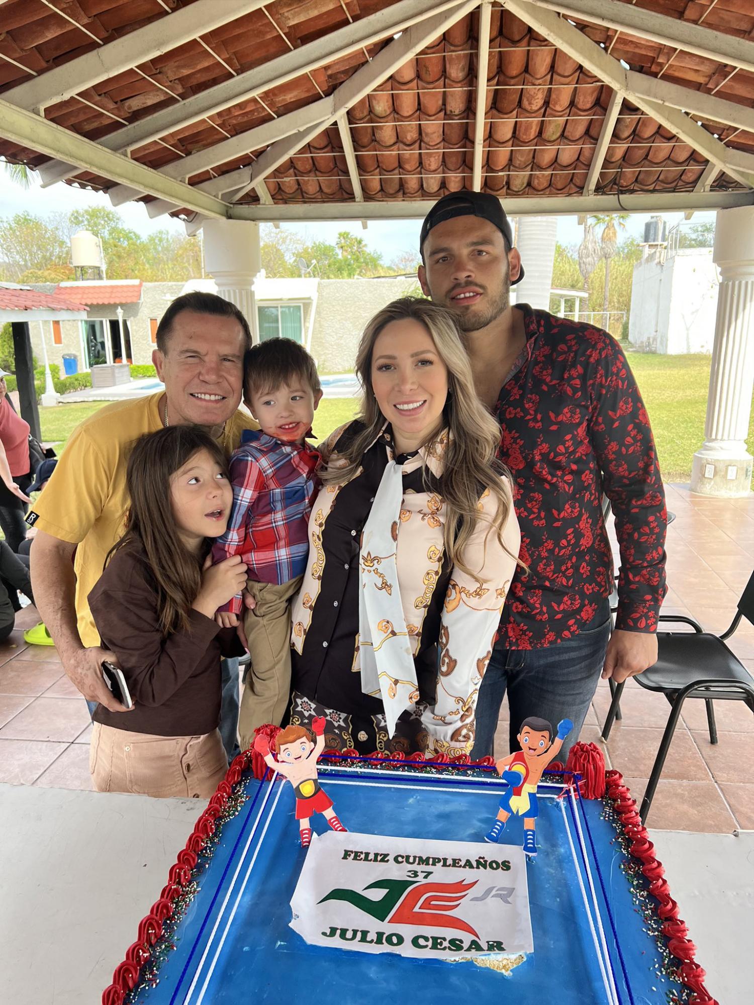 $!Julio César Chávez con su hijo Julio César, su nuera Frida Muñoz y sus nietos Julia y Julio.