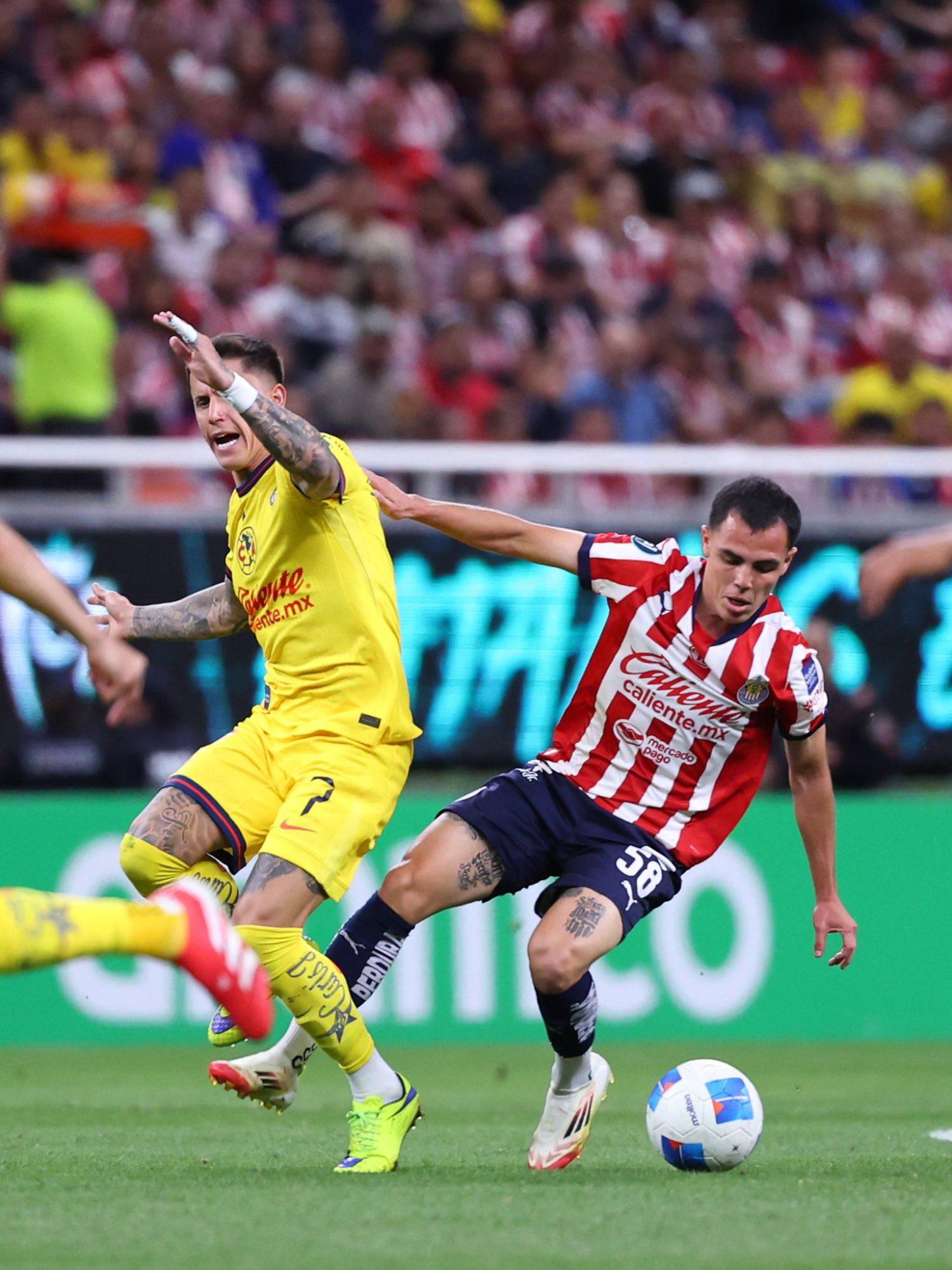 $!Chivas vence al América con autogol de Cáceres en ida de octavos de la Concachampions