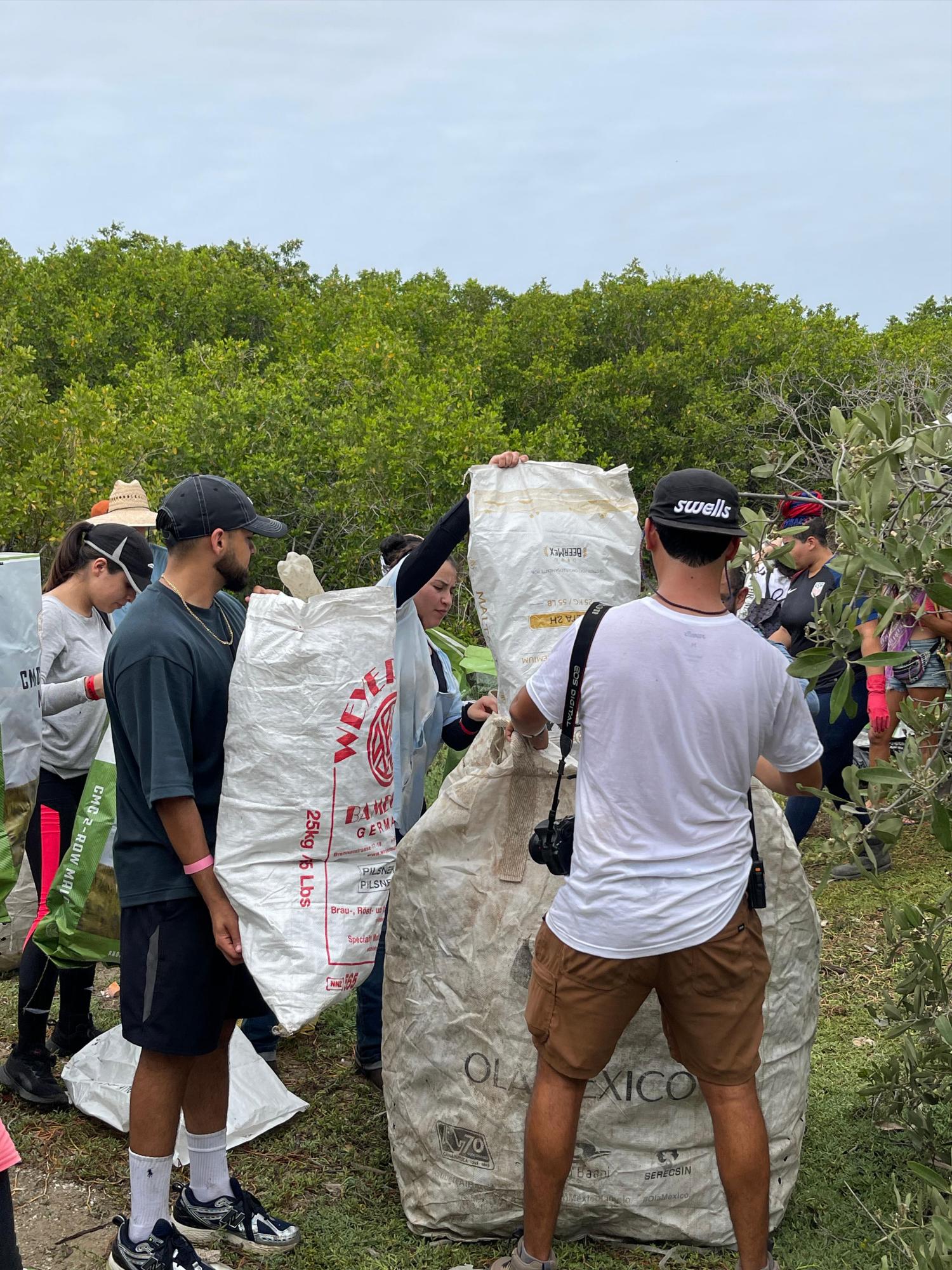 $!Recolectan 750 kilogramos de desechos en isla en canal de navegación, en Mazatlán