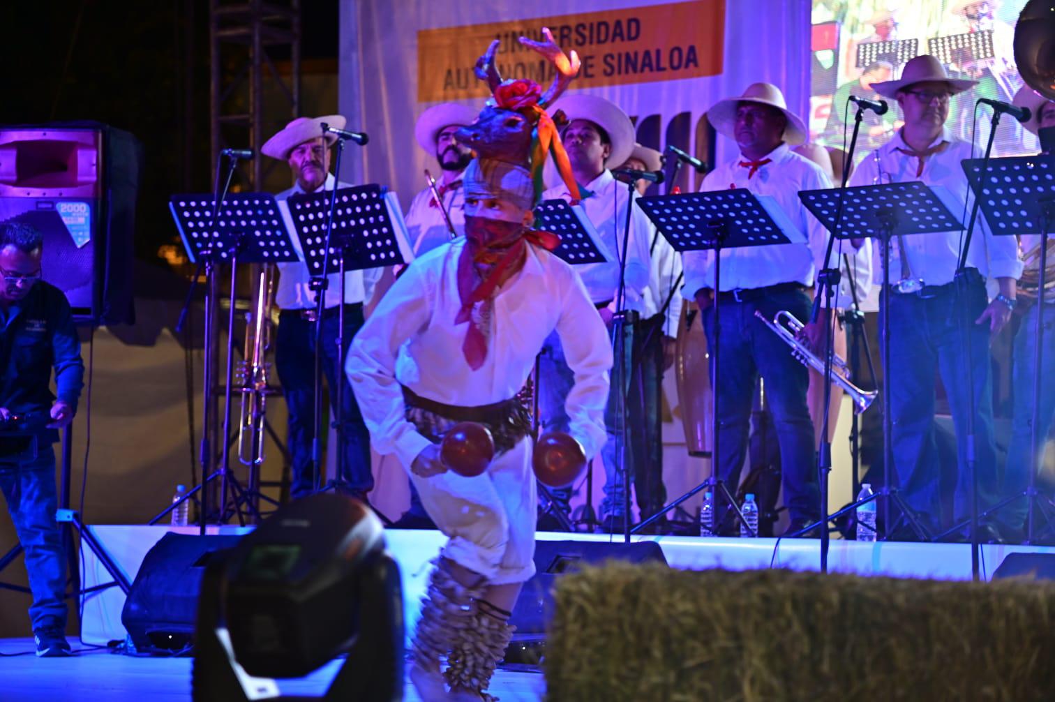 $!Durante el espectáculo se presentó una Danza del Venado.