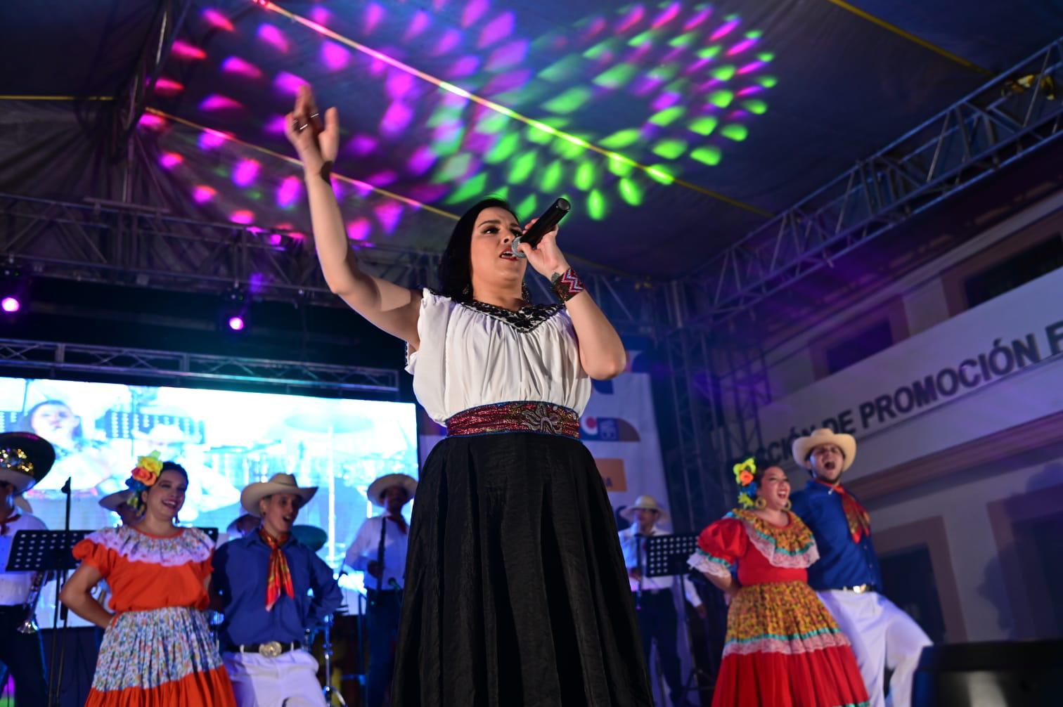 $!La intérprete María Inés Ochoa hizo un homenaje a su madre Amparo Ochoa.