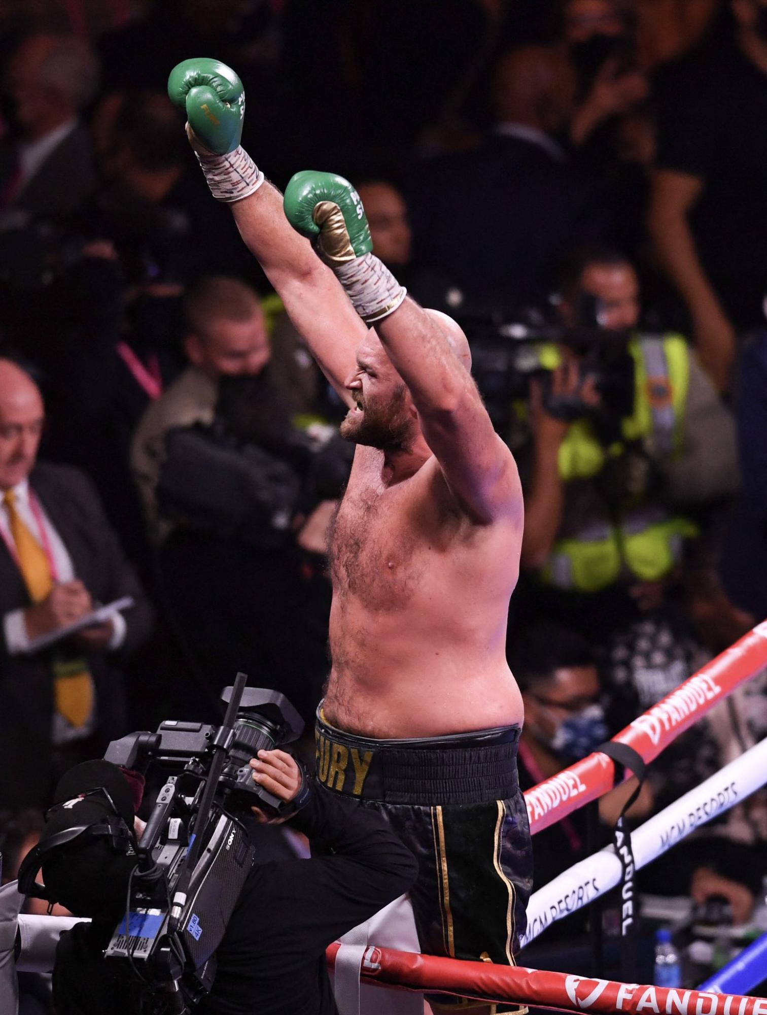 $!Tyson Fury pasa de estar a un golpe del nocaut a ganar ante Deontay Wilder