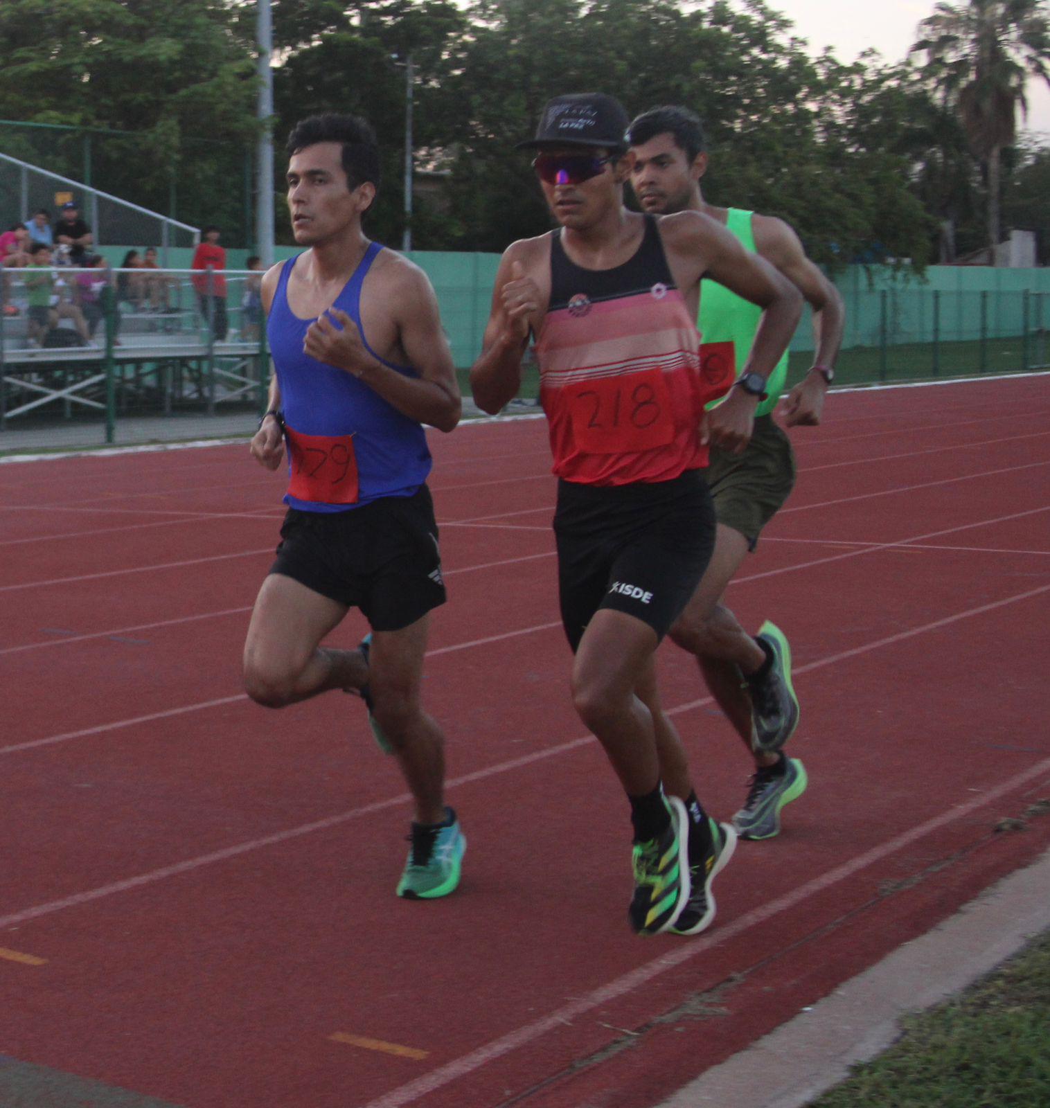 $!Hermanos Labrador se llevan los aplausos en Carrera Día del Abogado