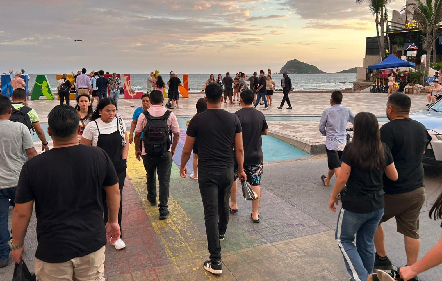 $!Afluencia turística llena playas y zonas emblemáticas de Mazatlán