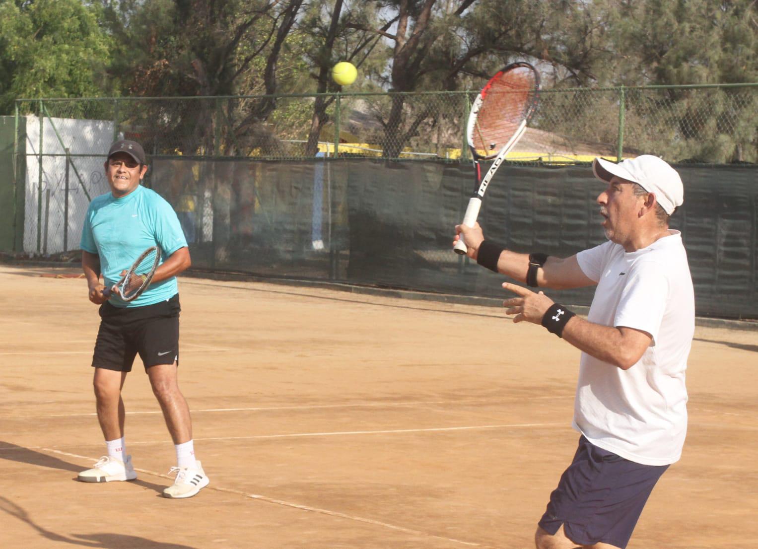$!Aseguran Vázquez y Peña su lugar en semifinales del Torneo del Día del Padre del Muralla