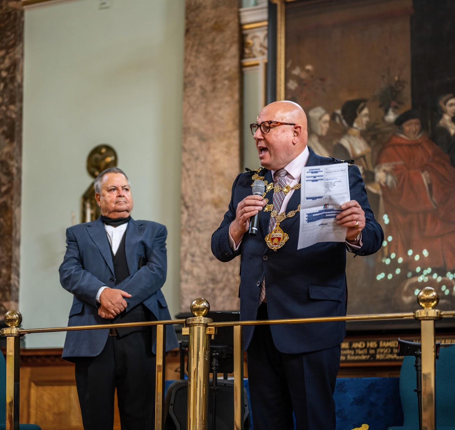 $!La Bienal de Londres 2021 fue inaugurada por Gerard Hardgraves, Mayor del Royal Borough de Kensington y Chelsea.