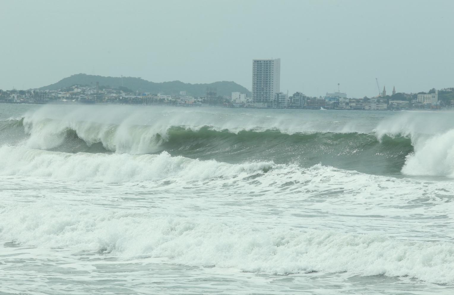 $!Cierran de nuevo las playas de Mazatlán por fuerte oleaje