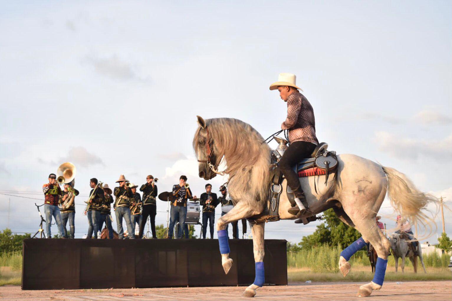 $!Cabalgan elotenses en apoyo a mujeres con cáncer de mama