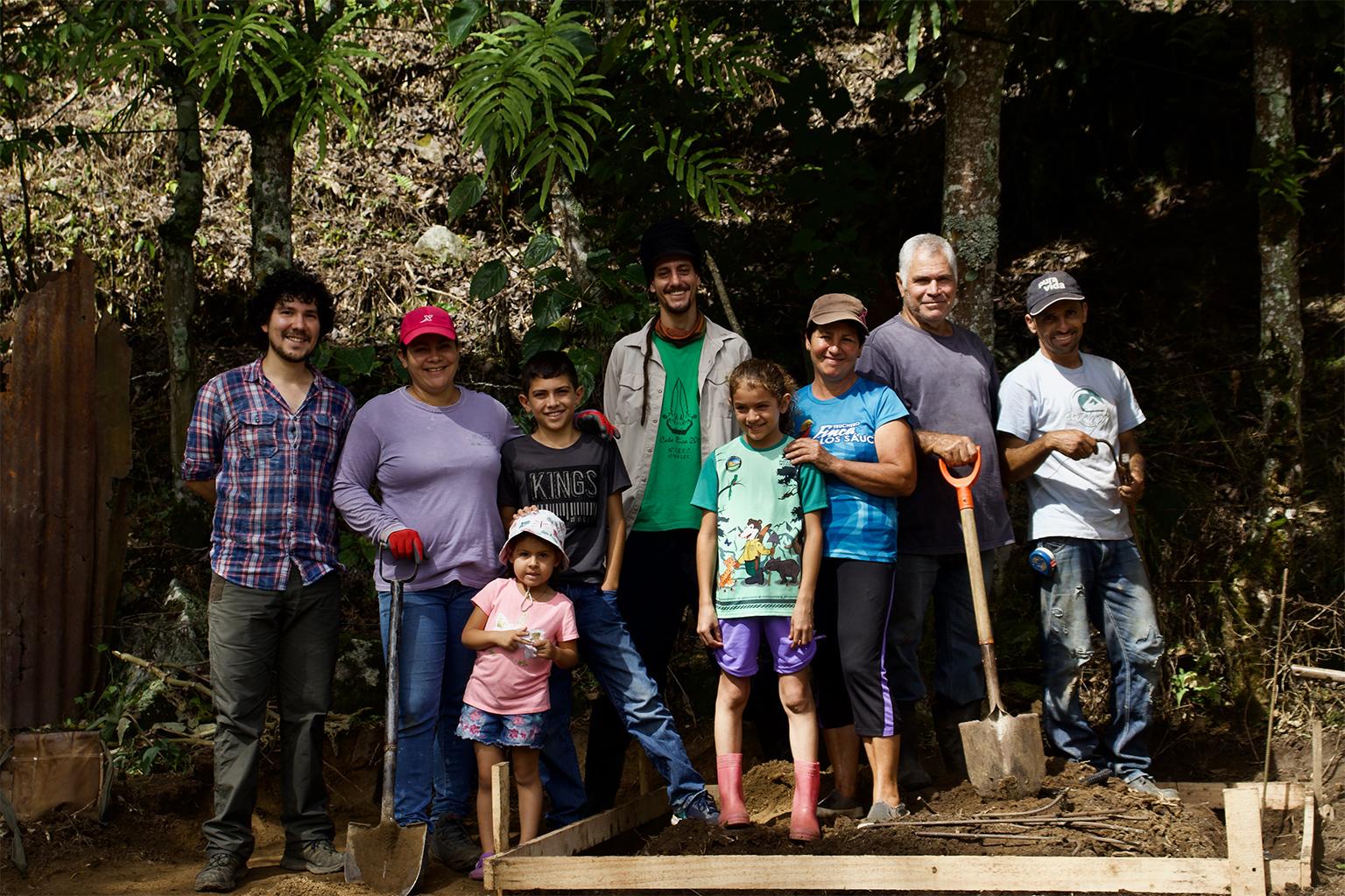 $!La Fundación de Vida Silvestre de Costa Rica se une a los agricultores del pueblo de Herradura de Rivas para construir un gallinero a prueba de depredadores. El yaguarundí es un depredador oportunista que mata gallinas.