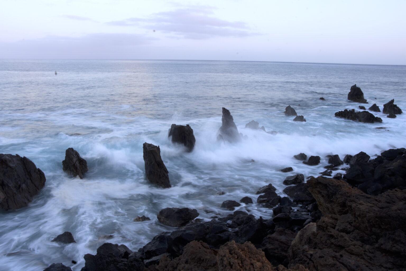 $!Olas que se rompen en las rocas volcánicas de la Isla Socorro, la más grande del Archipiélago. Ir a tierra en las islas está prohibido y es necesario un permiso especial por parte de la CONANP y la Secretaría de Marina para preservar el delicado ambiente terrestre insular.