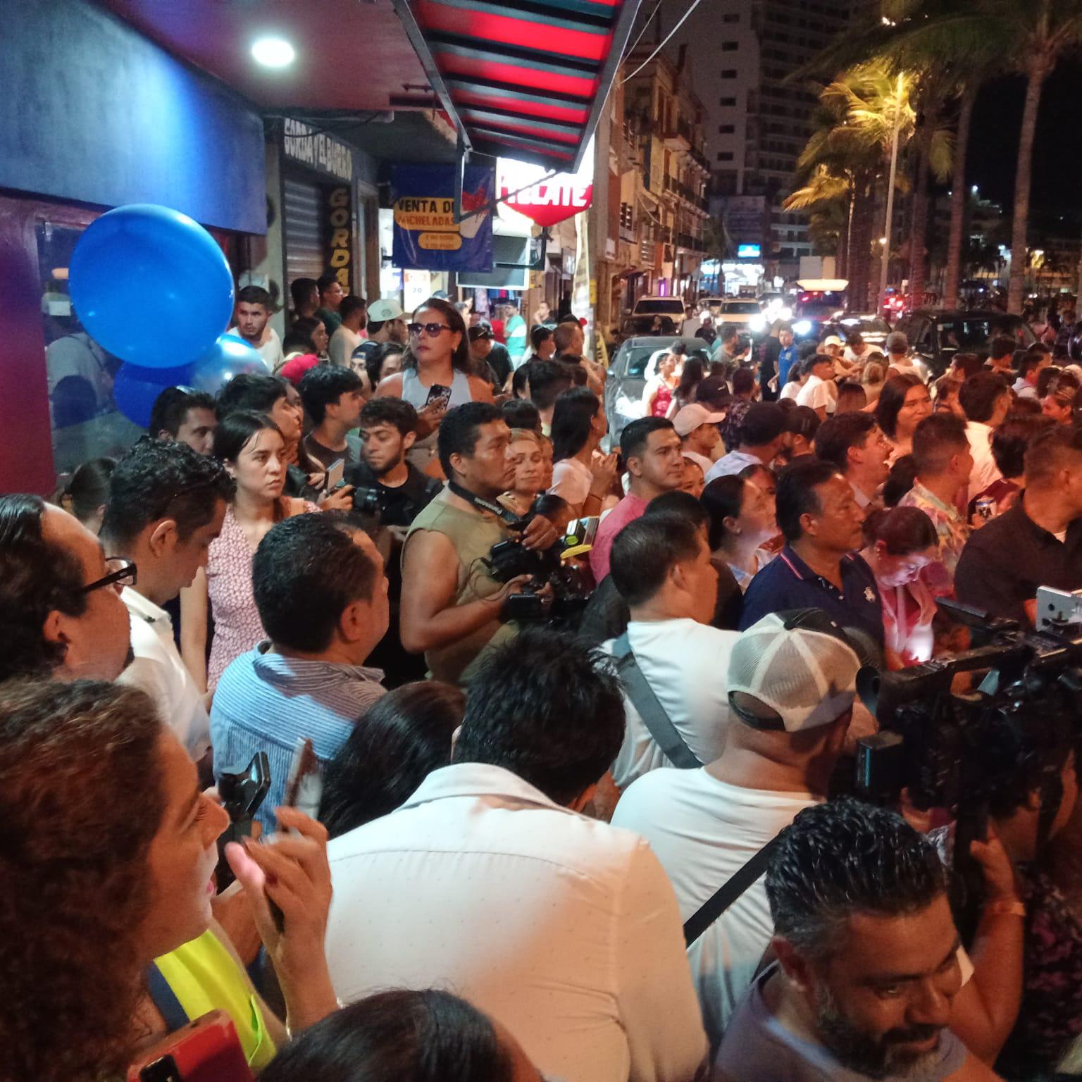 $!Esperan mazatlecos a Eduin Caz; pasea en un yate antes de inaugurar bar