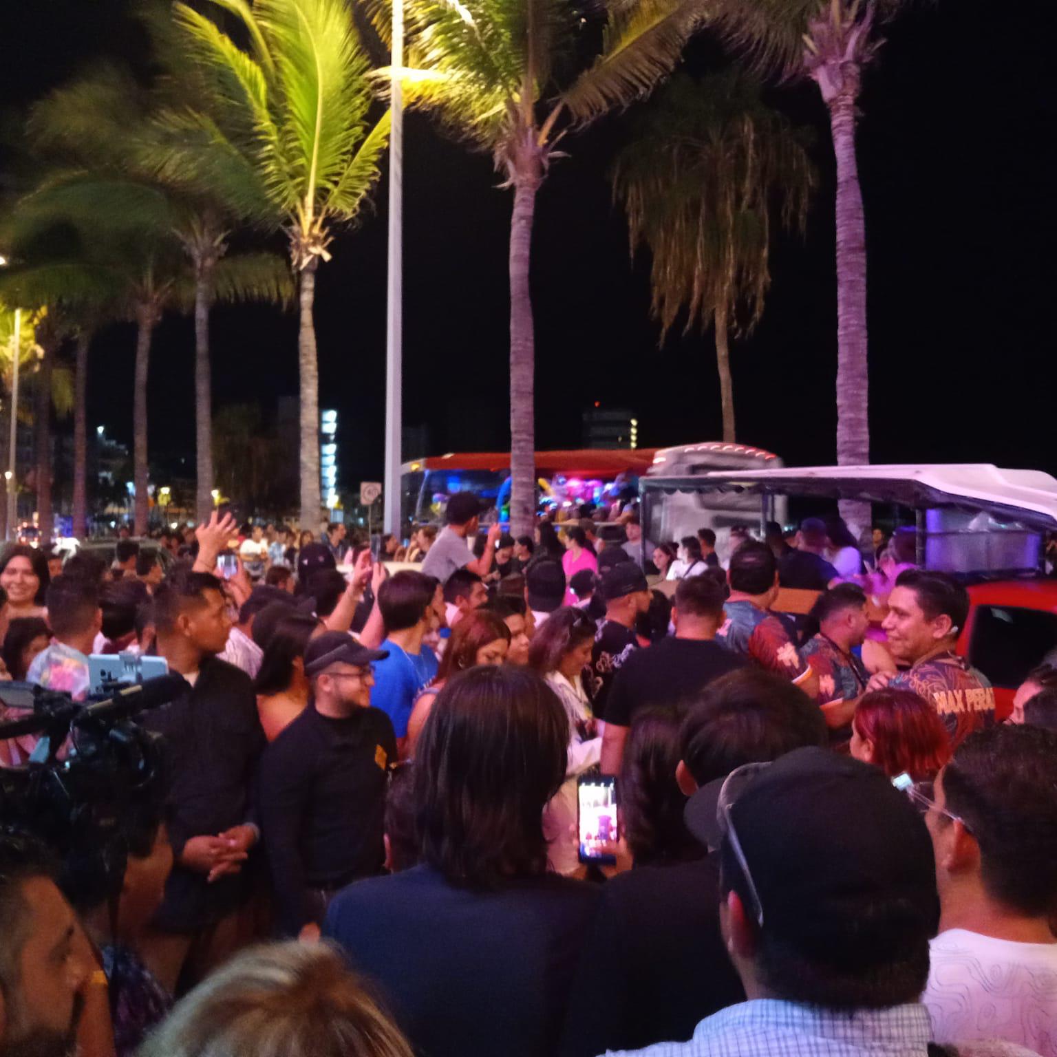 $!Esperan mazatlecos a Eduin Caz; pasea en un yate antes de inaugurar bar