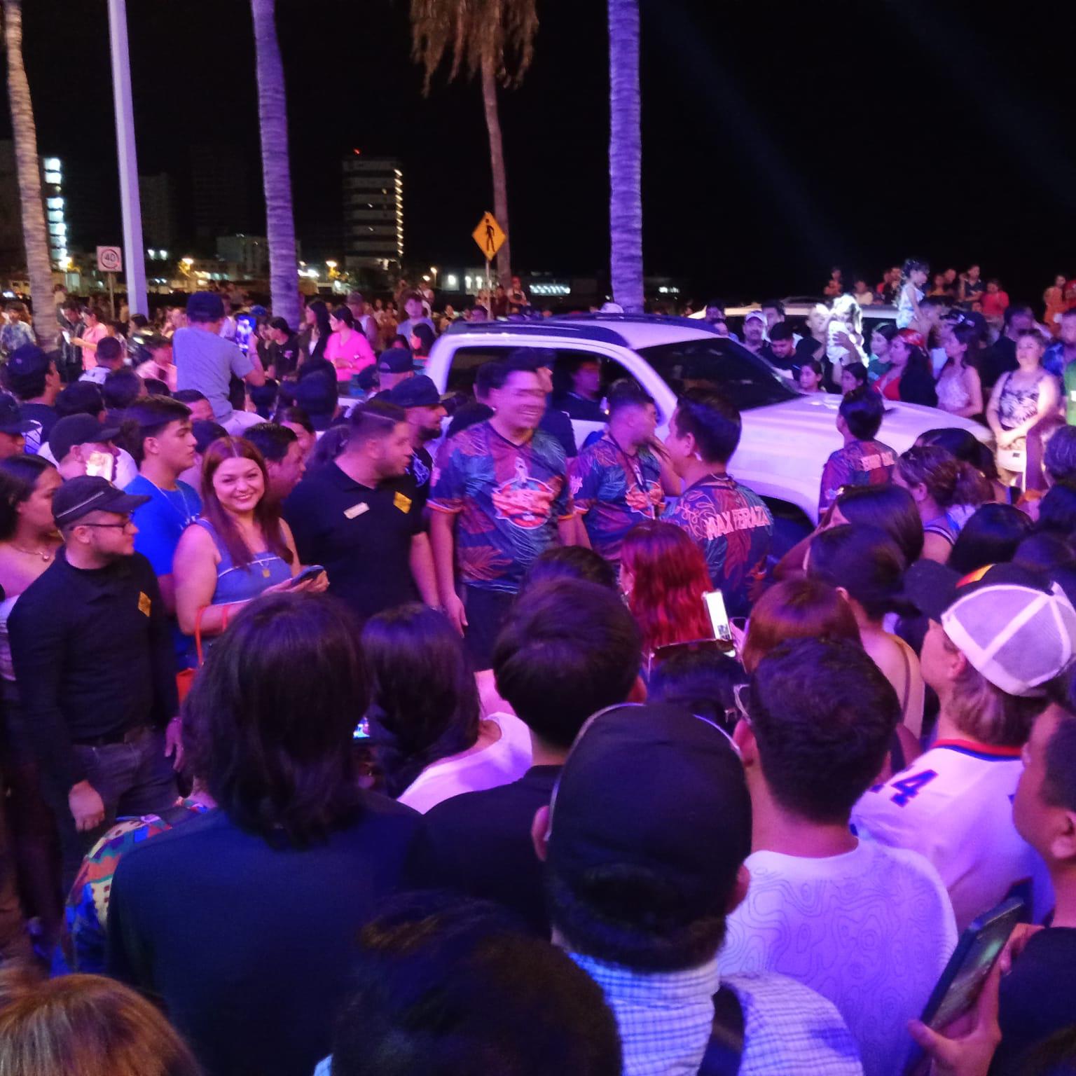 $!Esperan mazatlecos a Eduin Caz; pasea en un yate antes de inaugurar bar