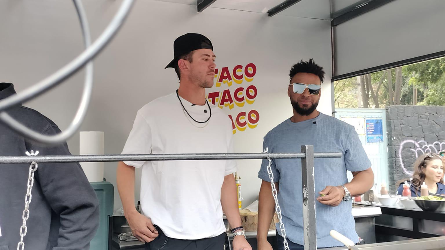 $!Díaz, Peña y Jones gozan en grande el Taco Tour en CDMX