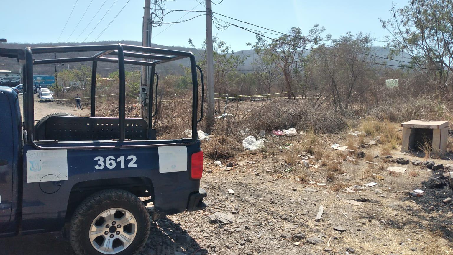$!Localizan a un hombre asesinado al sur de Culiacán; estaba envuelto en plástico negro