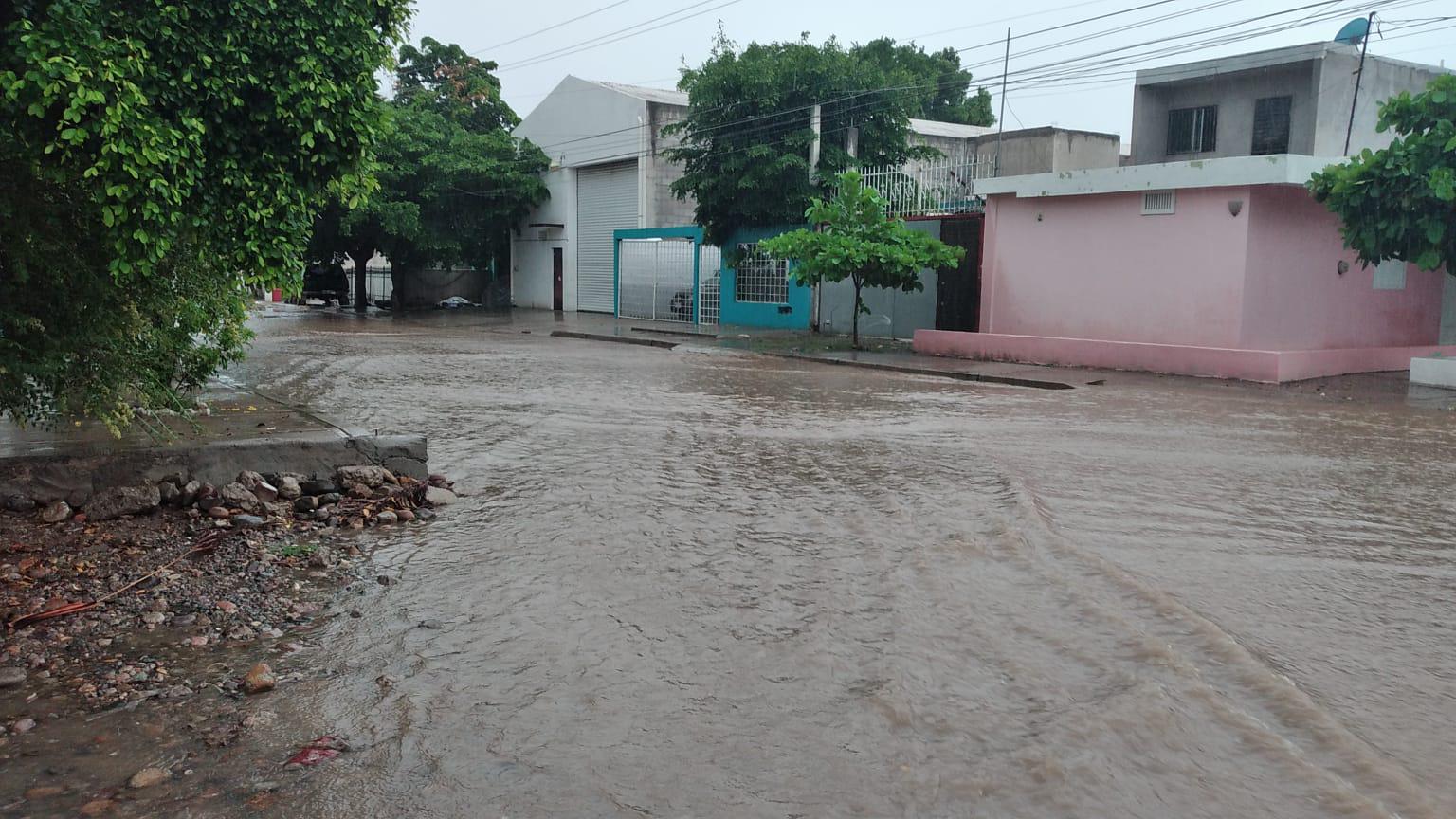 $!Lluvias originadas por remanentes de ‘Nora’ ocasionan crecida de arroyos en Culiacán