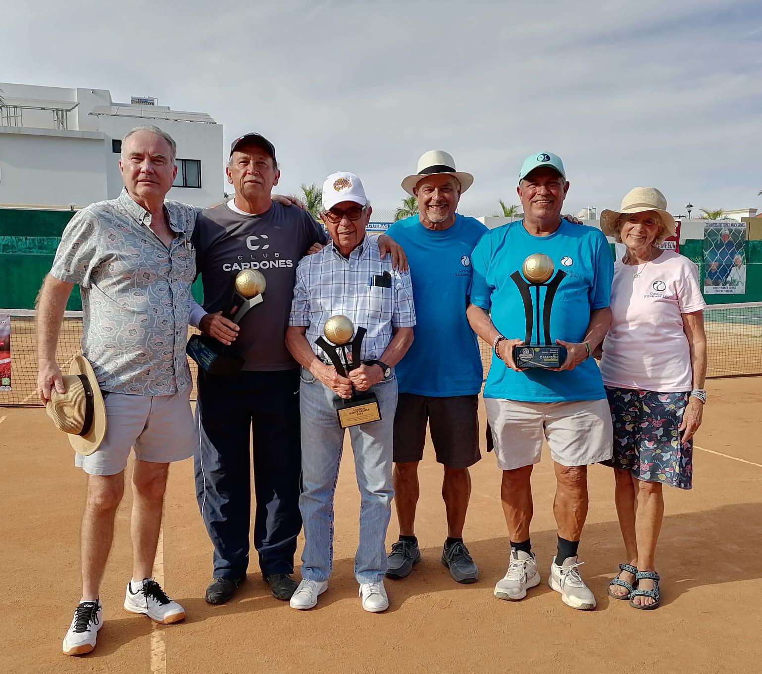 $!Jesús “Chuy” Ordóñez (gorra blanca), a sus 84 años de edad, sigue vigente como deportista y promotor.