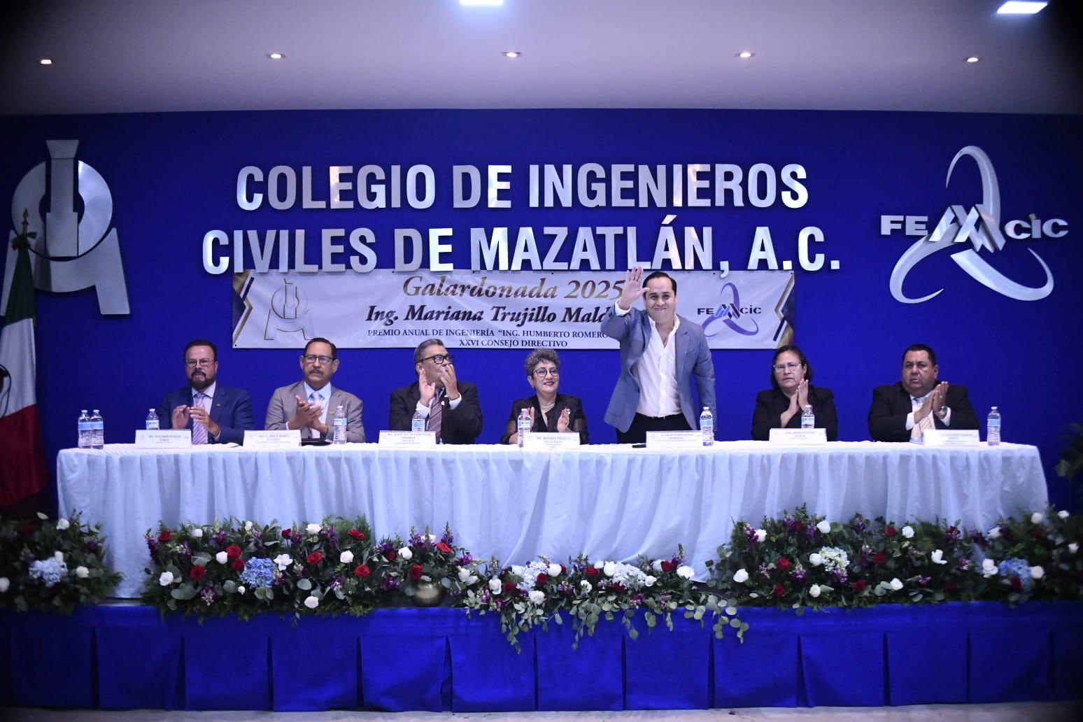 $!Recibe Ingeniera Mariana Trujillo galardón por trayectoria profesional