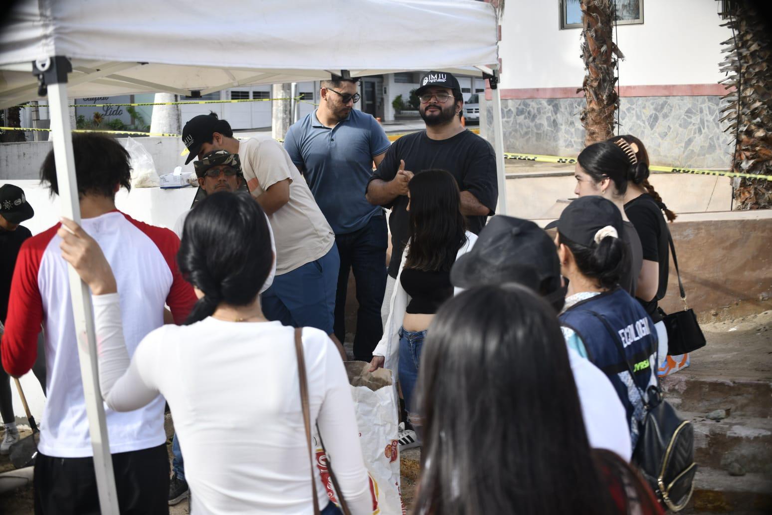 $!Recogen basura en Playa Pinitos, pero le urge ‘limpieza’ de vendedores