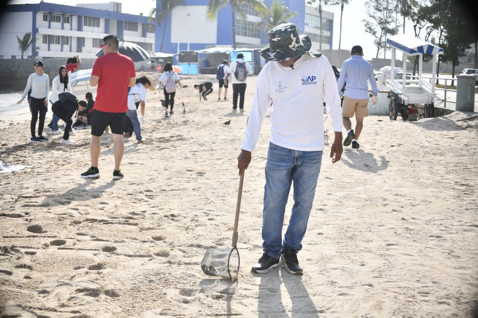 $!Recogen basura en Playa Pinitos, pero le urge ‘limpieza’ de vendedores