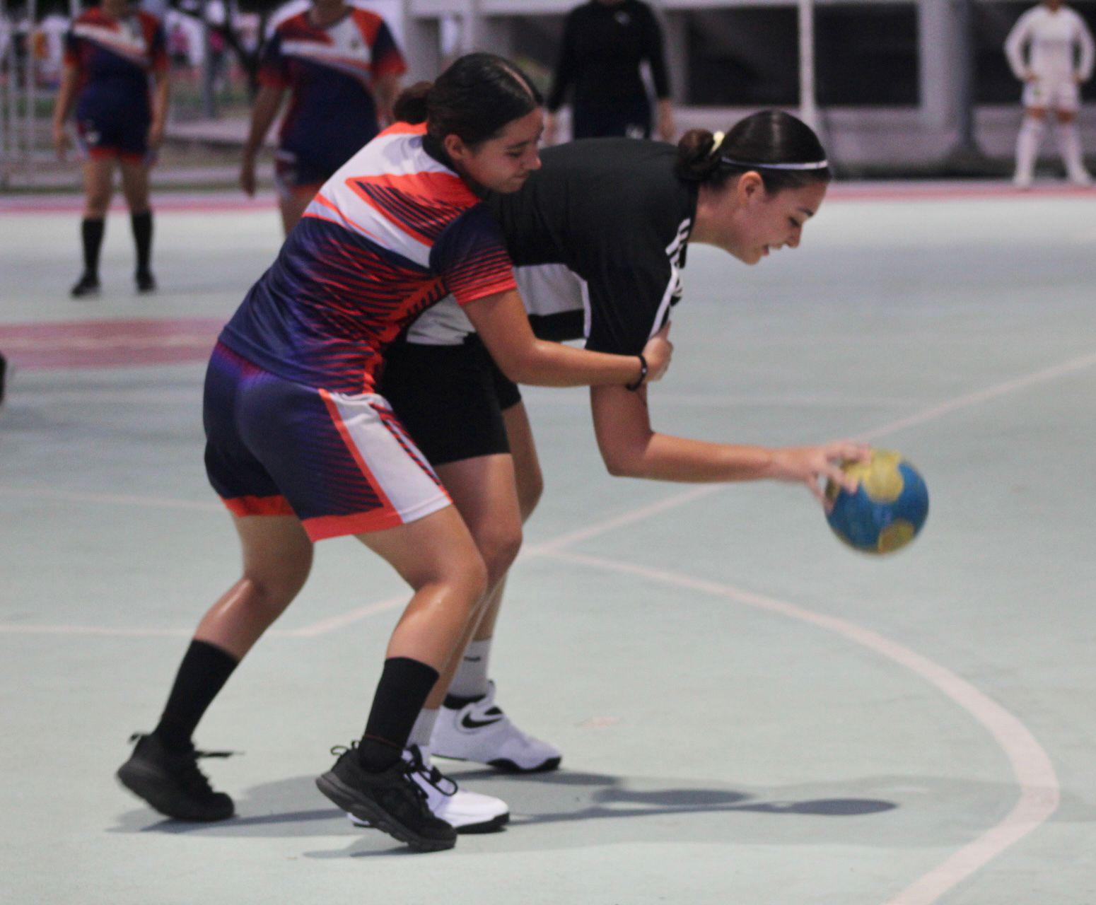 $!Ponen a prueba jóvenes su destreza en handball y atletismo