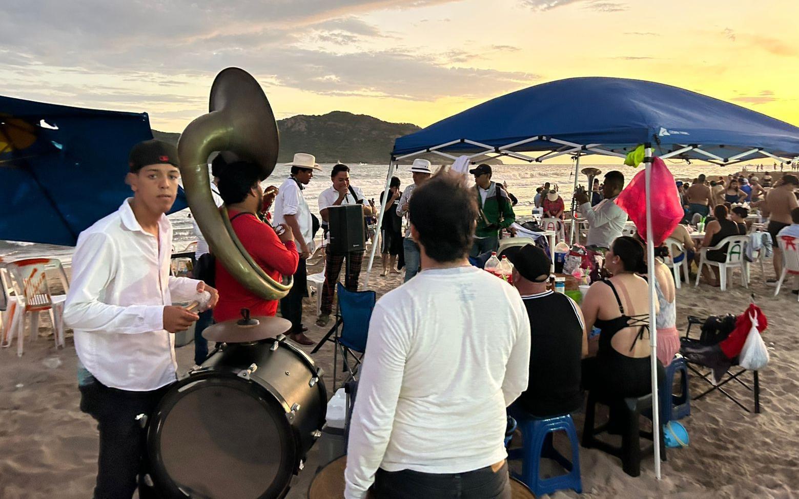 $!Afluencia turística llena playas y zonas emblemáticas de Mazatlán