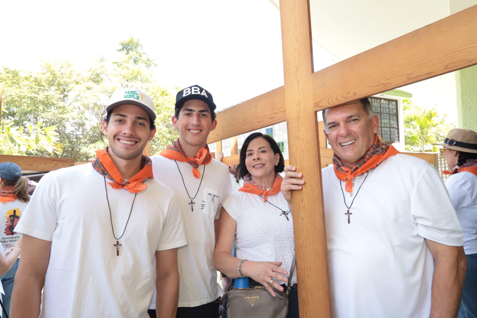 $!Víctor e Isaac junto a sus padres, Ana Paola Ordaz Coppel y Eduardo Bazúa Hernández.