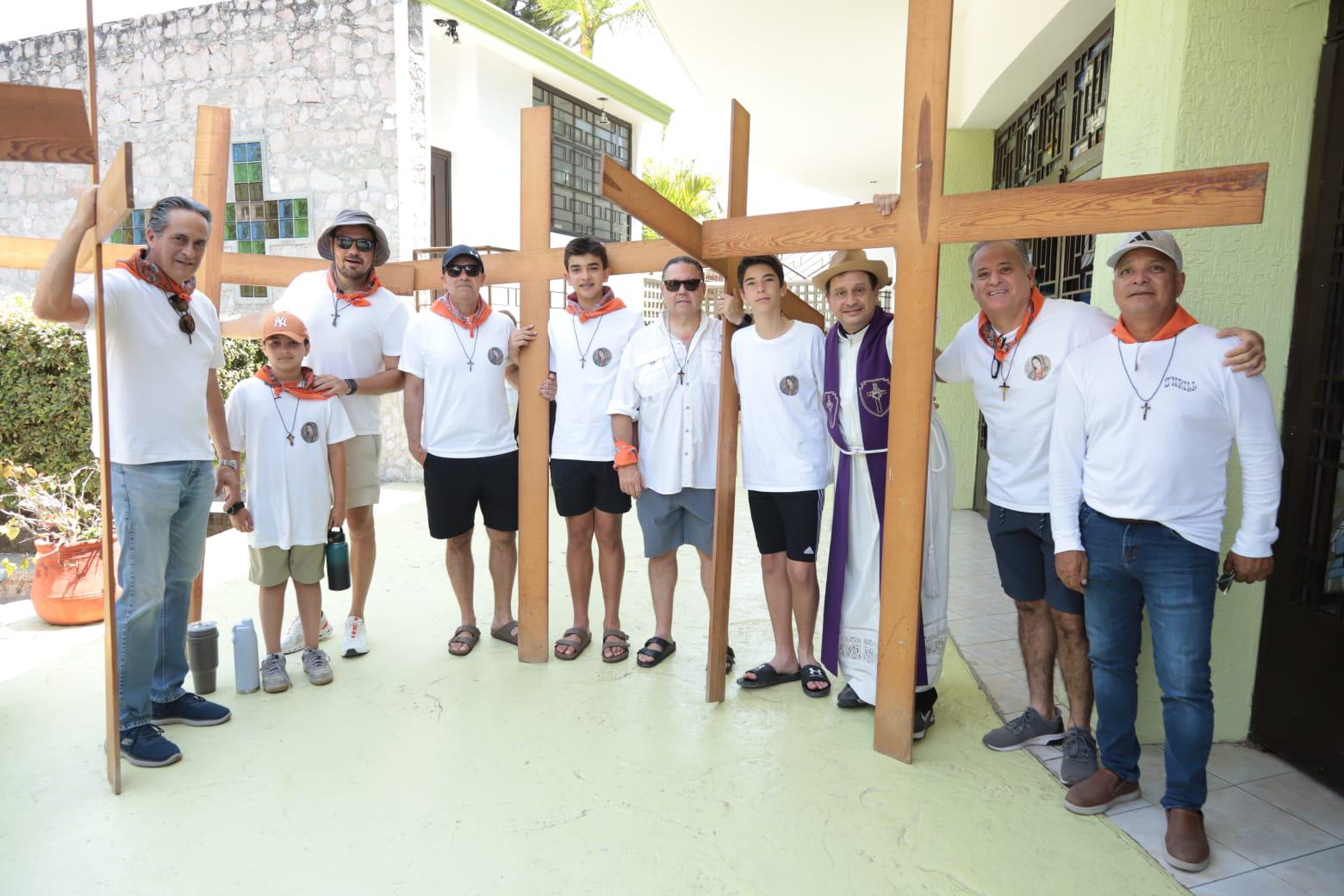 $!El Padre Demetrio Navarrete entre un grupo de participantes del viacrucis.