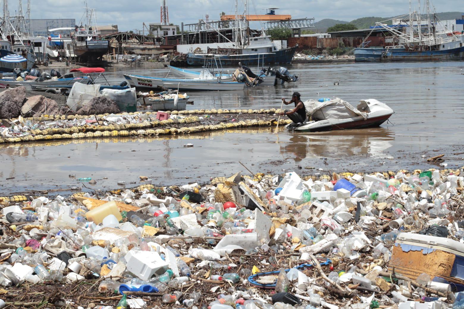 $!Logran con biobarda retener toneladas de basura en Mazatlán