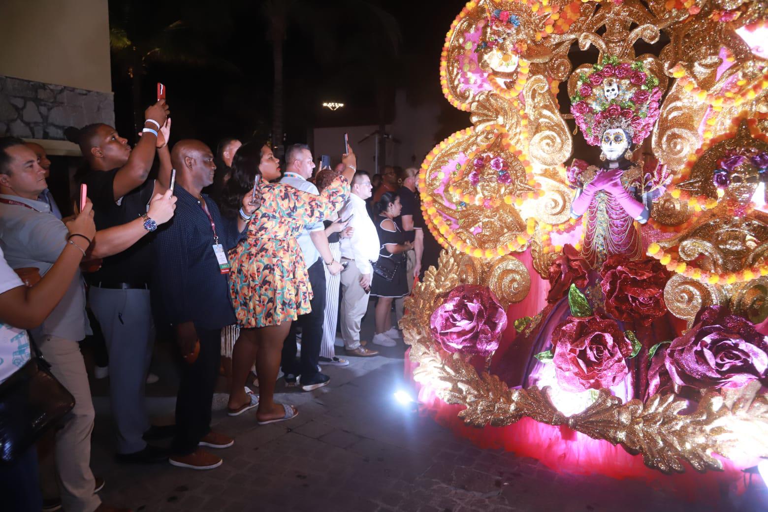 $!Disfrutan asistentes navieros de callejoneada ‘Un poquito de Mazatlán’