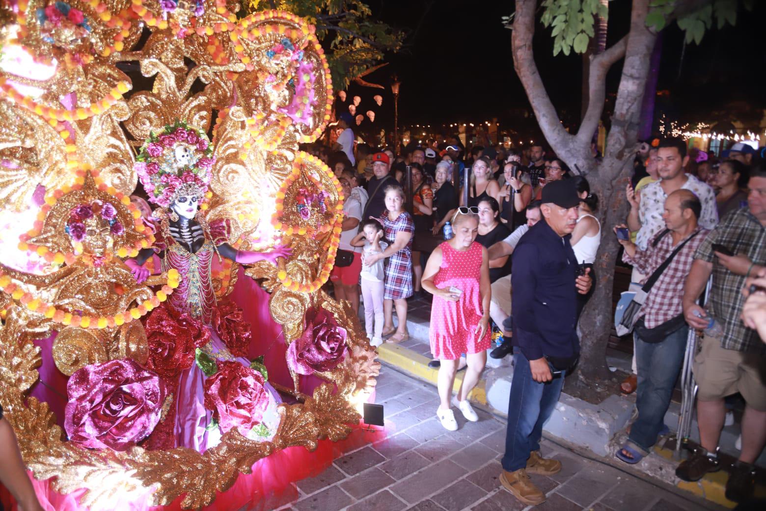 $!#Galería | Lucen coloridos personajes en callejoneada en el Centro Histórico de Mazatlán