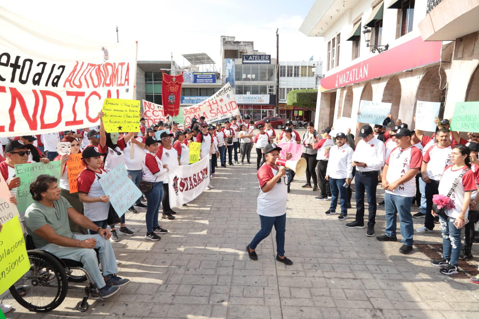$!Realizan sindicalizados del Ayuntamiento marcha por el Día del Trabajo; exigen atención a la salud y medicamentos