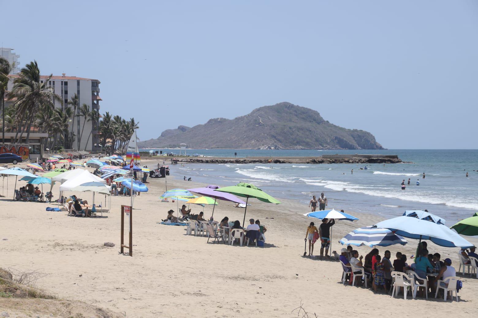 $!Bañistas evaden señales de precaución en playas de Mazatlán