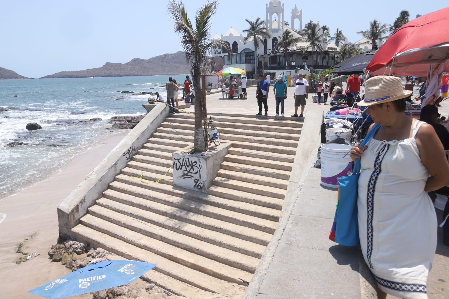$!Bañistas evaden señales de precaución en playas de Mazatlán