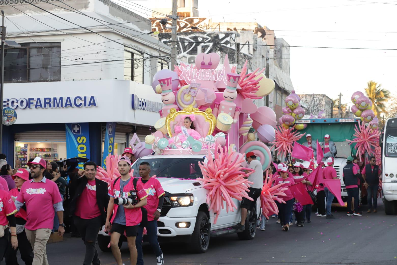 $!Un mundo de caramelos presentó Ximena Lizárraga en su vehículo.