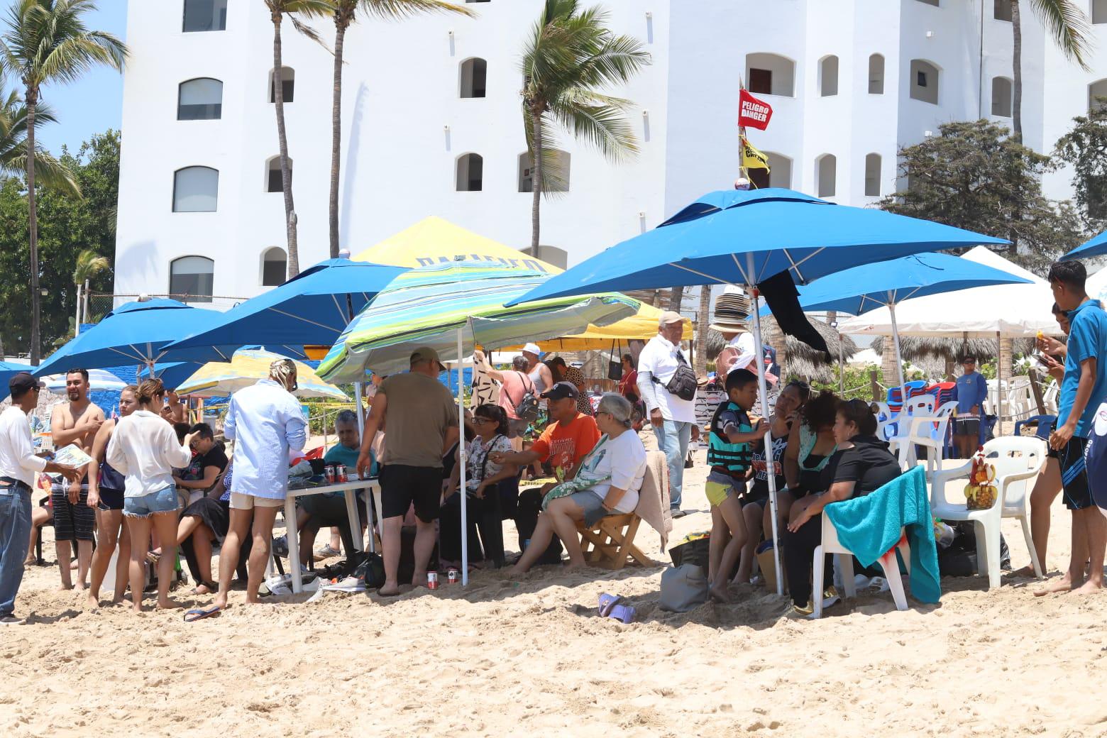 $!Mazatlán recibe la Semana Santa con menor afluencia en sus playas