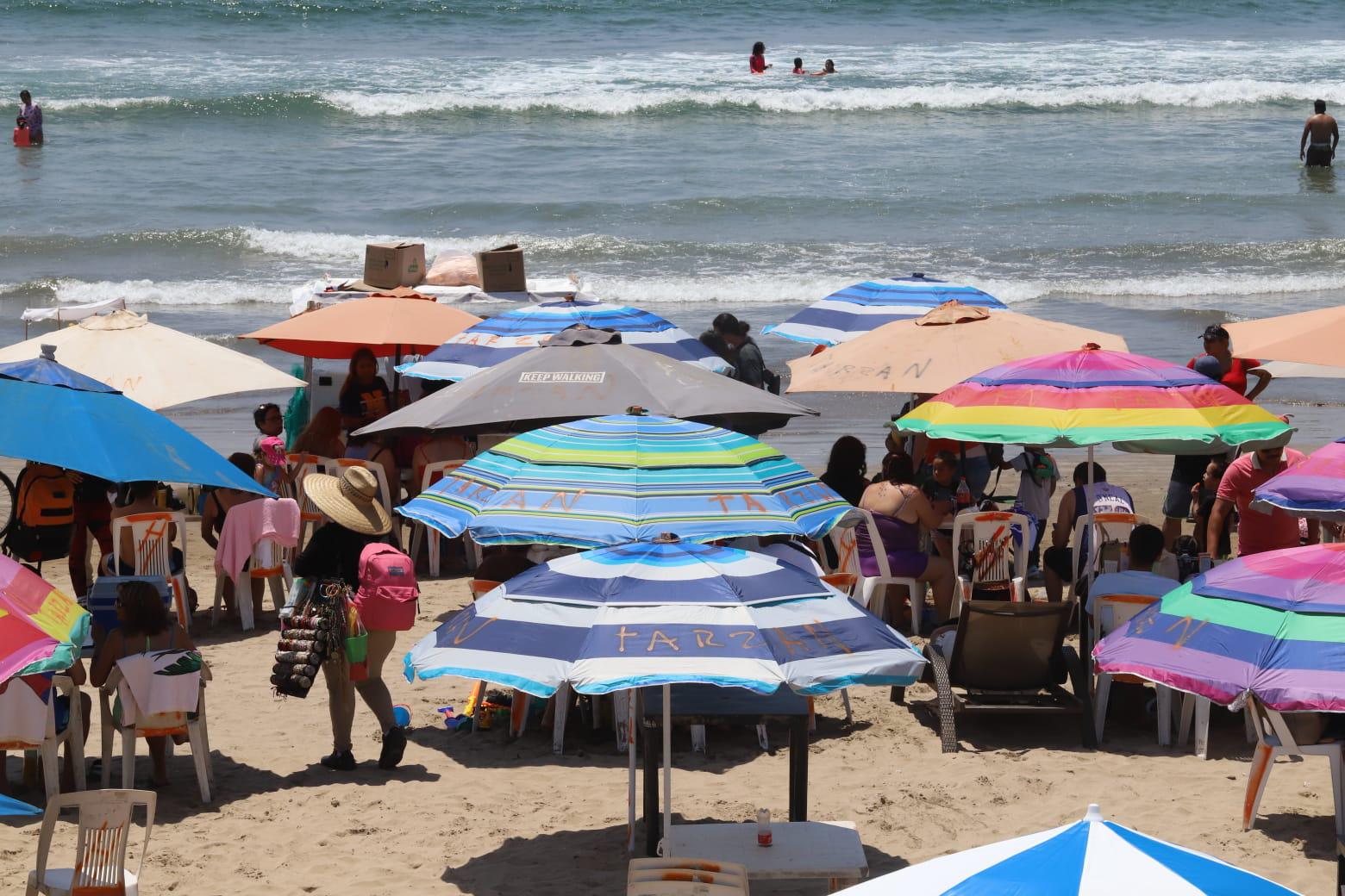 $!Mazatlán recibe la Semana Santa con menor afluencia en sus playas