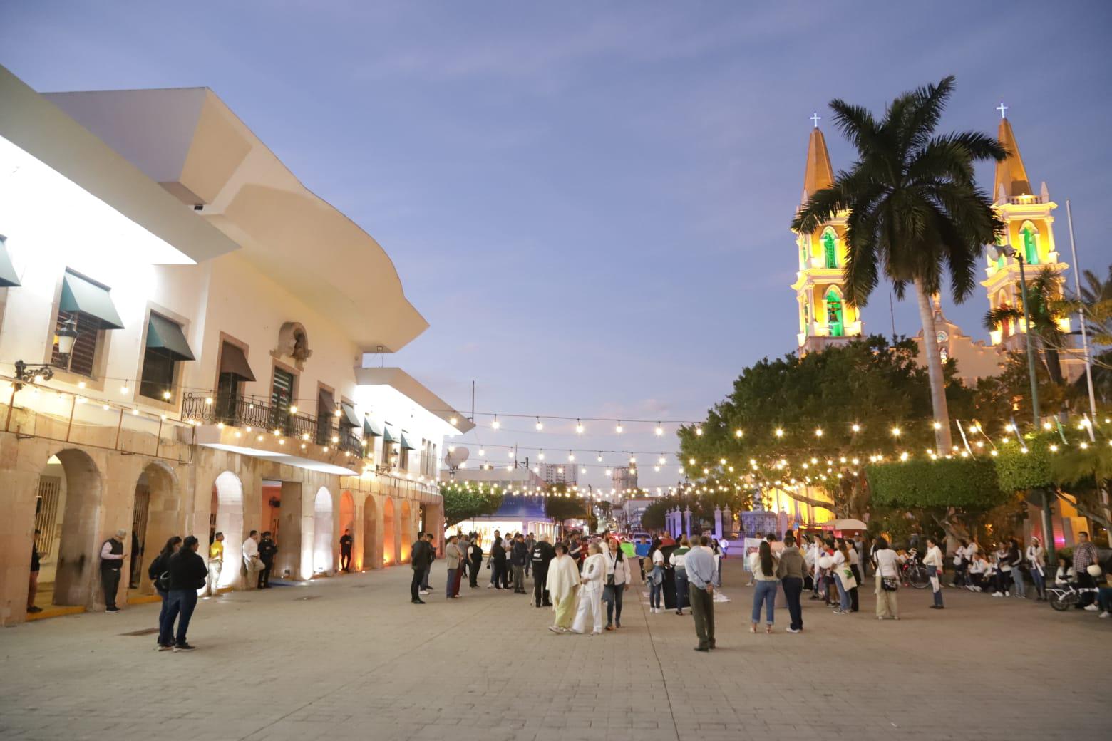 $!‘Queremos paz en Sinaloa’, exigen manifestantes frente al Palacio Municipal de Mazatlán