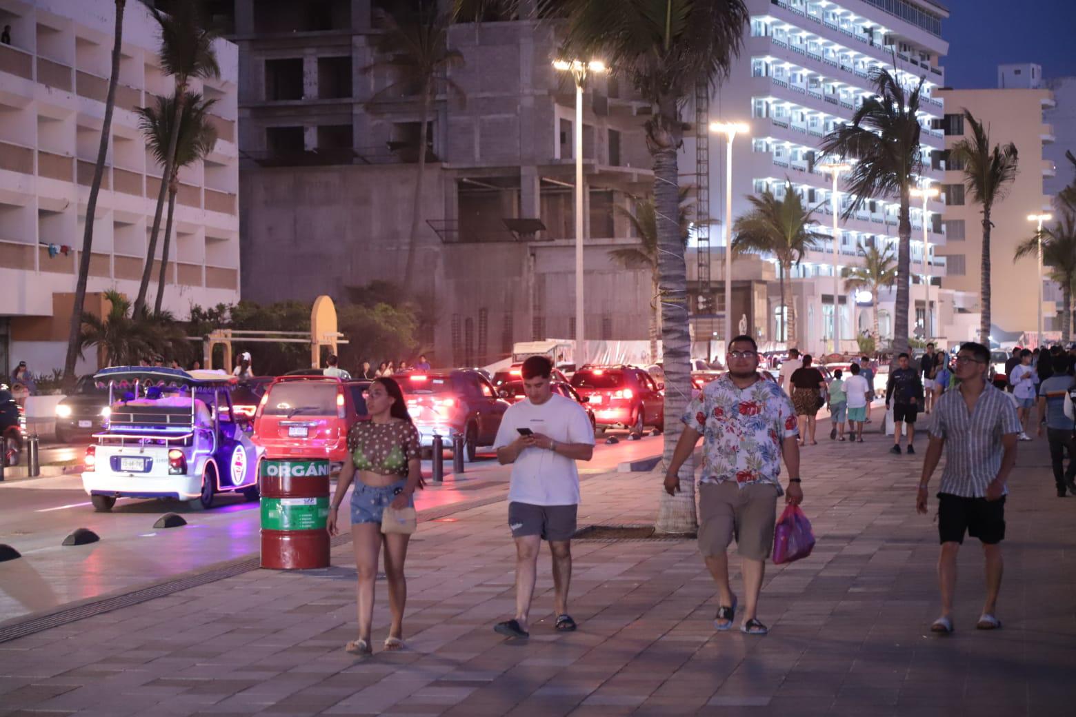 $!Se retiran turistas de playas de Mazatlán con la puesta del sol