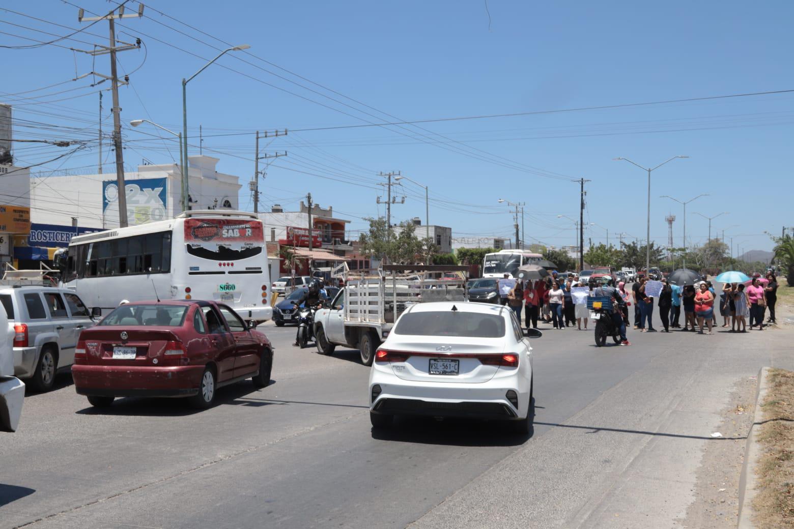 $!Bloquean vecinos de La Foresta avenida Clouthier para defender los terrenos públicos