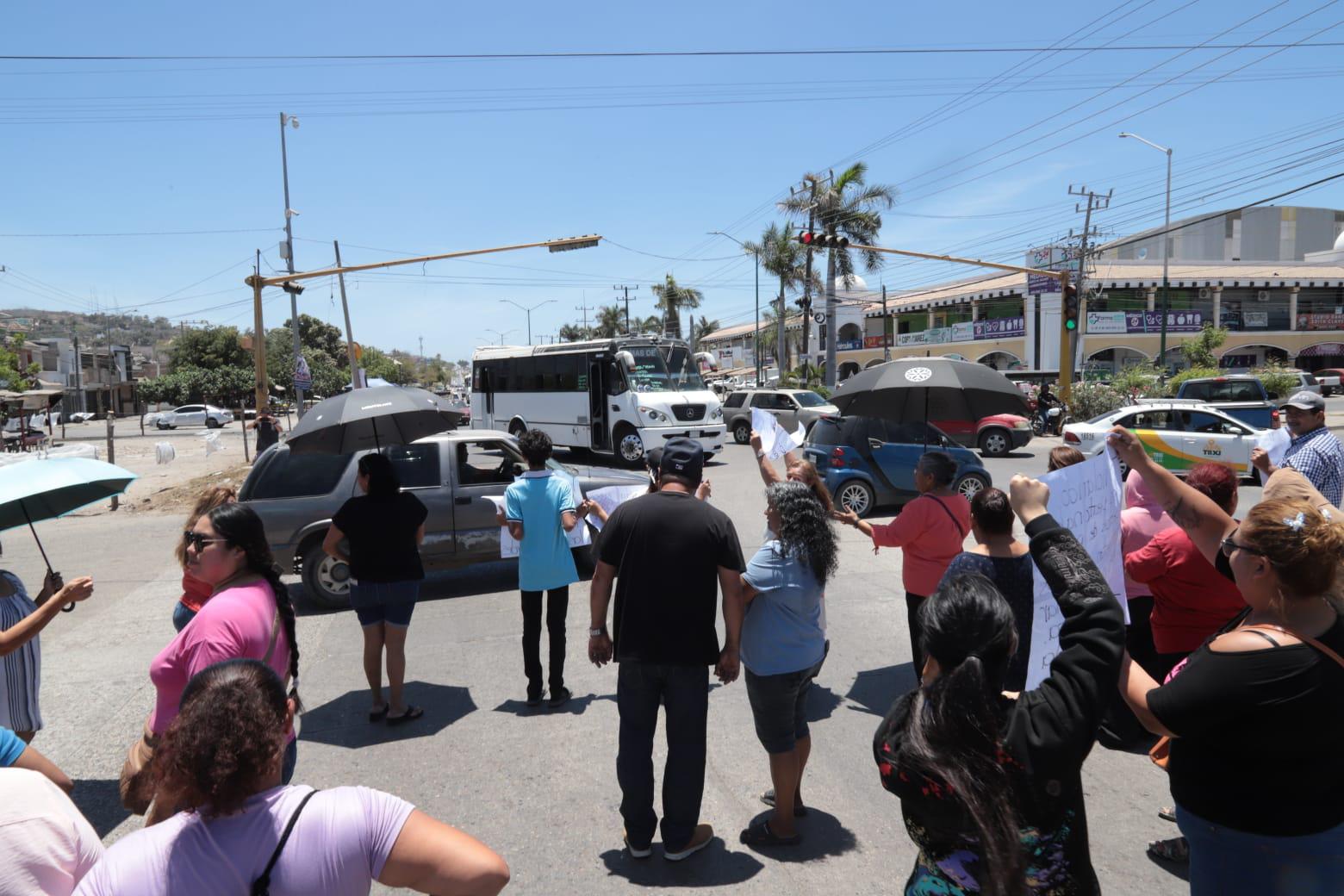 $!Bloquean vecinos de La Foresta avenida Clouthier para defender los terrenos públicos