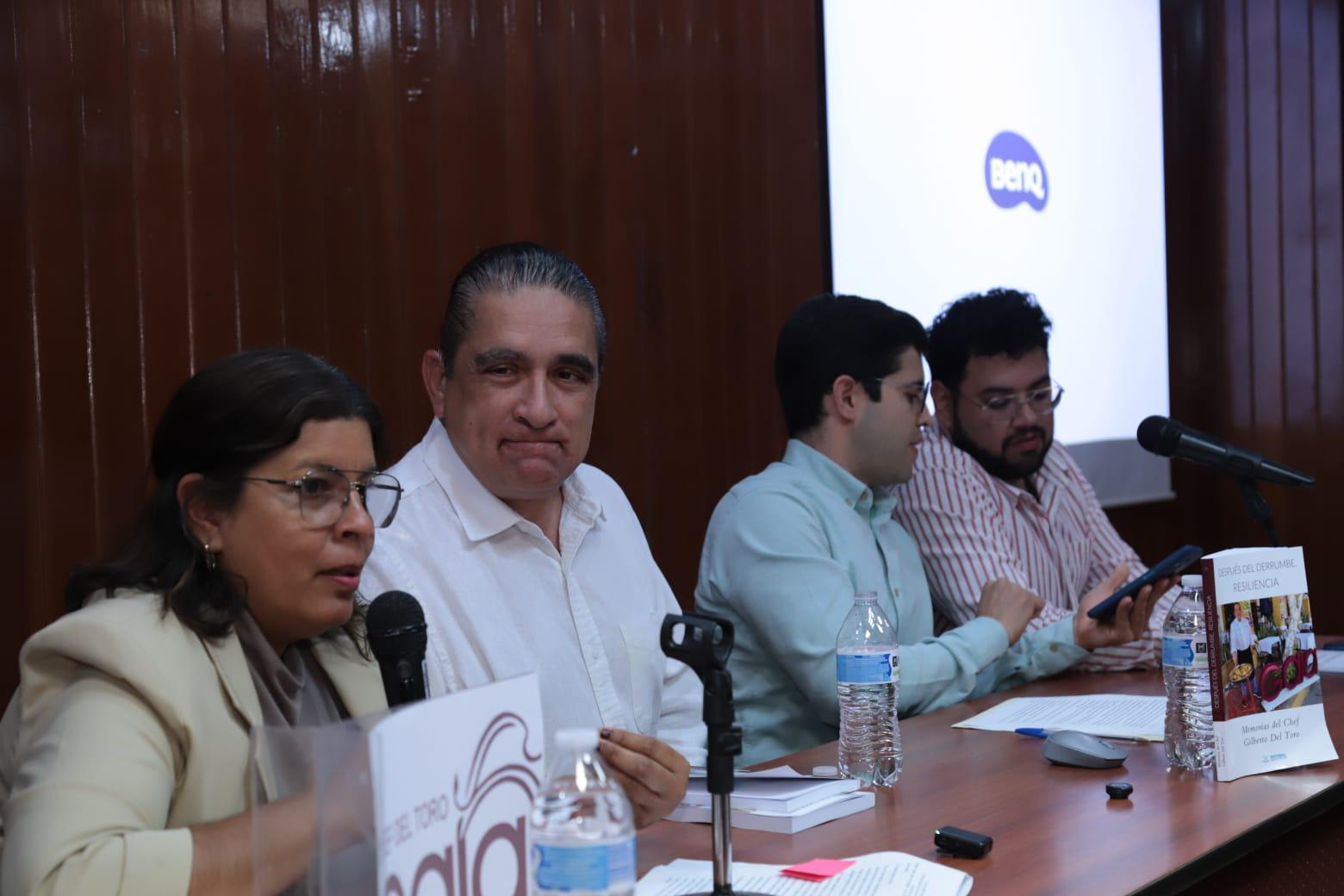 $!Magui Rojas de Del Toro explica algunas cosas de sus libros del chef a los asistentes.