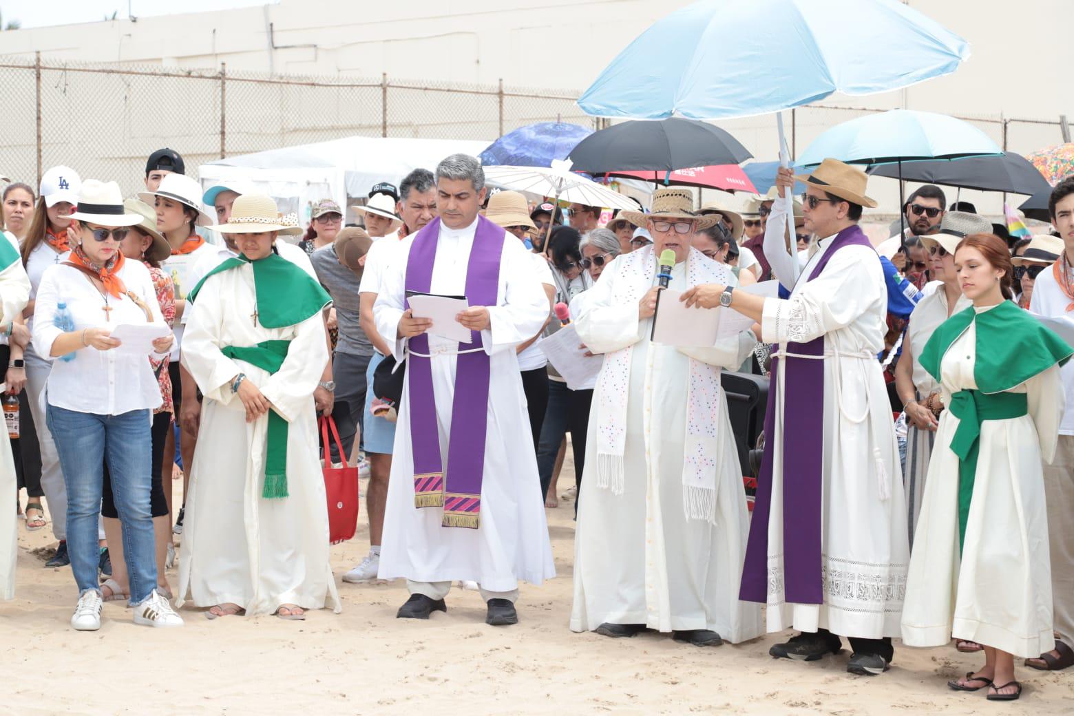 $!En el recorrido feligreses del recinto invitan a los turistas a que se sumen a la procesión religiosa