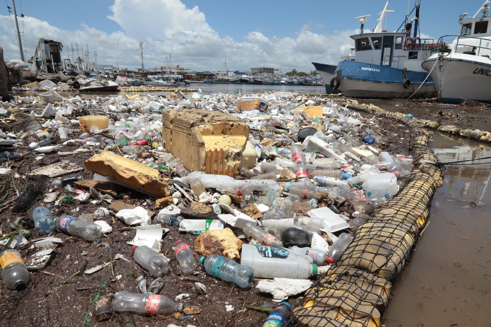 $!Logran con biobarda retener toneladas de basura en Mazatlán